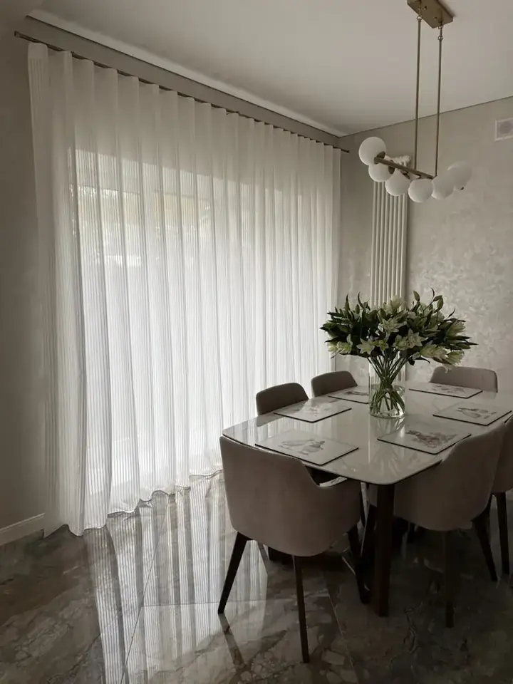 Dining room with sheers and flowers